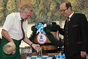 Dachaus Oberbürgermeister Peter Bürgel stach am 13.08. mit 2 1/2 Schlägen das erste Fass Festbier an (©Foto: Martin Schmitz)